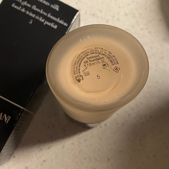 NIB Giorgio Armani Luminous Silk Foundation - 5 - Picture 3 of 4
